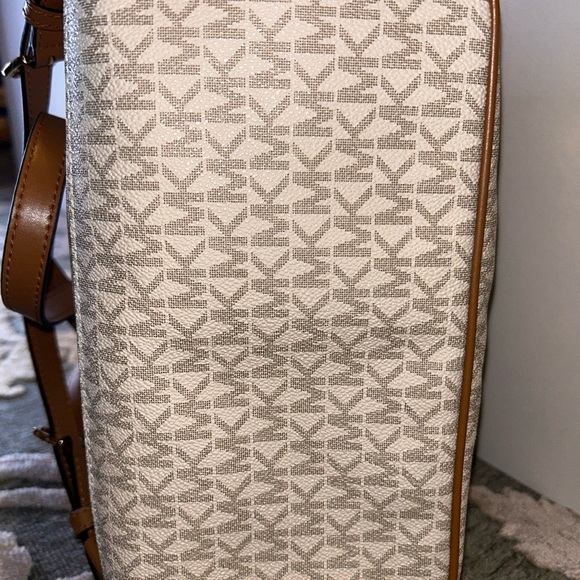 NWOT Michael Kors Rhea logo signature backpack - Picture 8 of 12